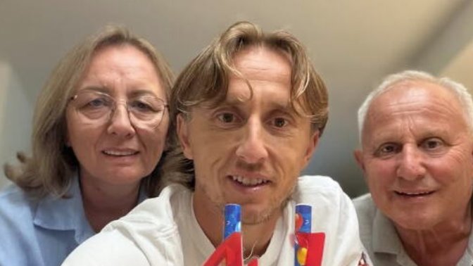 Luka Modrić objavio porodičnu fotografiju: Radojka, Stipe i on na okupu – poreklo Luke Modrića