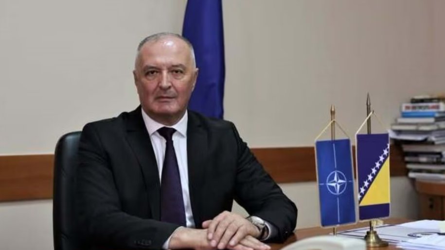 Ministar odbrane Bosne i Hercegovine upućuje oštre izjave o statusu Republike Srpske – status Republike Srpske