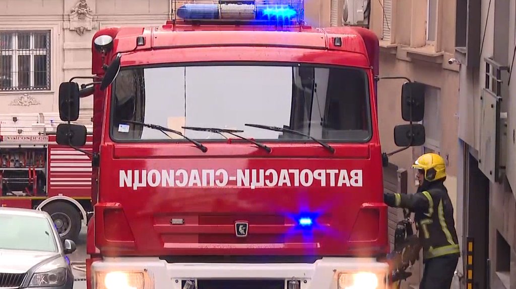 Požar kod naplatne rampe Vrčin: Auto planuo, vatra zahvatila travu