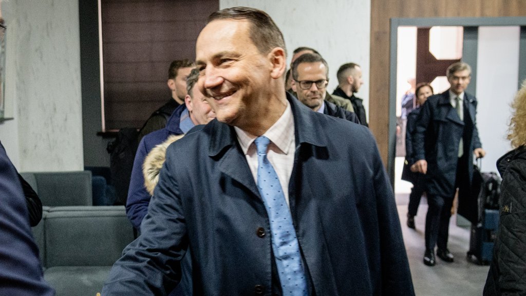 Sikorski upoređuje strategiju Moskve sa greškama Trećeg rajha u Ukrajini – kinetički teror u Ukrajini