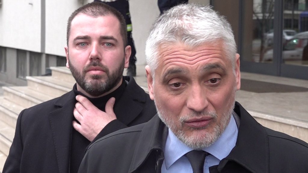 PODRŠKA PRIJATELJA U TEŠKIM TRENUTCIMA: Čedomir Jovanović sa povređenom nogom, Aca Kos mu neprestano pomaže (FOTO) – povreda kolena Čedomira Jovanovića