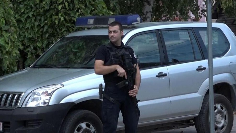 Drama u Orahovcu: Naoružani pljačkaši napali ženu pred decom – napad u Orahovcu