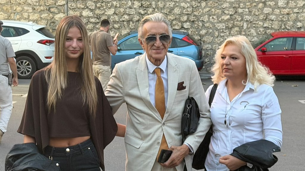 KODIĆ POSLE PORODIČNE TRAGEDIJE NA VELIKOM DOGAĐAJU: Mirko Kodić sa ćerkom podržao Dragana Kojića Kebinu na koncertu, naslednica želi muzičku karijeru (FOTO) – vest o Mirku Kodiću sa ćerkom