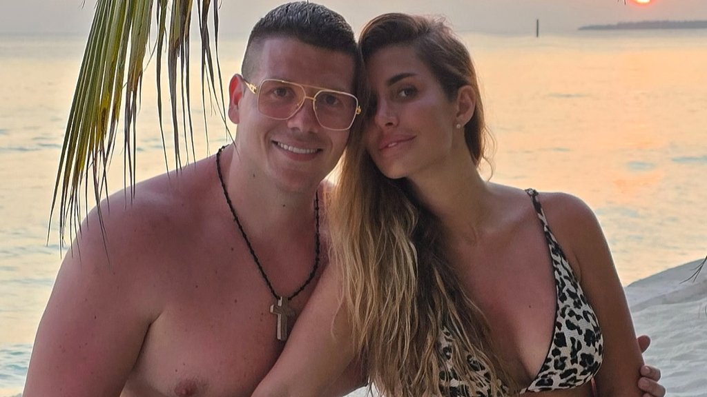 SMELI POTEZ JELENE RADANOVIĆ U PEŠČANOM AMBIJENTU: Pevačeva supruga pozirala bez gornjeg dela kupaćeg na Instagramu (FOTO) – Jelena Radanović Instagram
