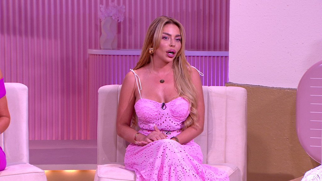 KAKO JE IDOL UTICAO NA ODLUKU SOFIJE JANIĆIJEVIĆ: Pevačica priznala zbog čega se odlučila na korekciju grudi (FOTO)