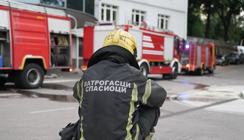 Požar na Kalemegdanu: Vatrogasci brzo reagovali, trava u plamenu