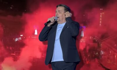 CRVENI PLAMEN OBOJIO VEČE NA TAŠMAJDANU: Delije priredile iznenađenje Draganu Kojiću Kebi tokom koncerta (FOTO) – koncert Dragana Kojića Kebe