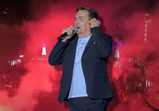 CRVENI PLAMEN OBOJIO VEČE NA TAŠMAJDANU: Delije priredile iznenađenje Draganu Kojiću Kebi tokom koncerta (FOTO) – koncert Dragana Kojića Kebe