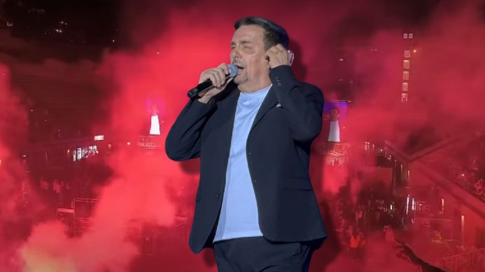 CRVENI PLAMEN OBOJIO VEČE NA TAŠMAJDANU: Delije priredile iznenađenje Draganu Kojiću Kebi tokom koncerta (FOTO) – koncert Dragana Kojića Kebe