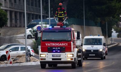 Požar u stambenoj zgradi u Zadru: Vatrogasci i hitna pomoć na terenu – požar u Zadru