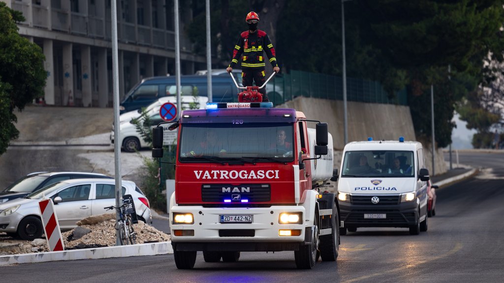 Požar u stambenoj zgradi u Zadru: Vatrogasci i hitna pomoć na terenu – požar u Zadru