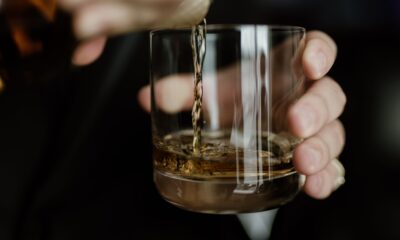 SAD ukida carinu od 10 odsto na irski viski, najavljeno tokom posete Irskoj – carina na irski viski