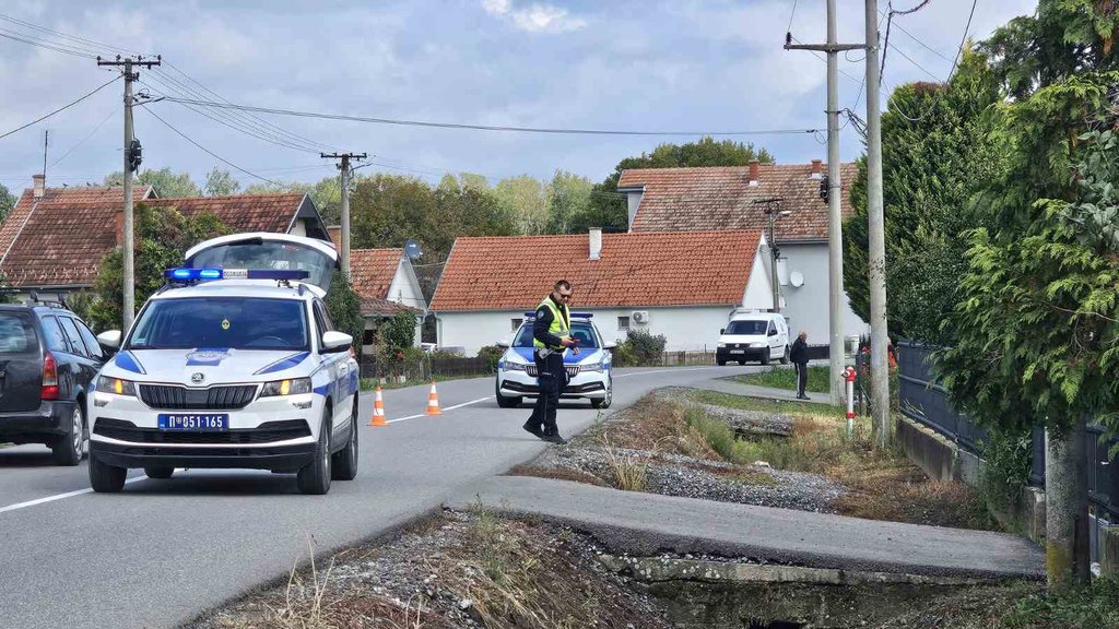 Tragedija u Karlovčiću: Muškarac pronađen mrtav u rupi ispred kuće