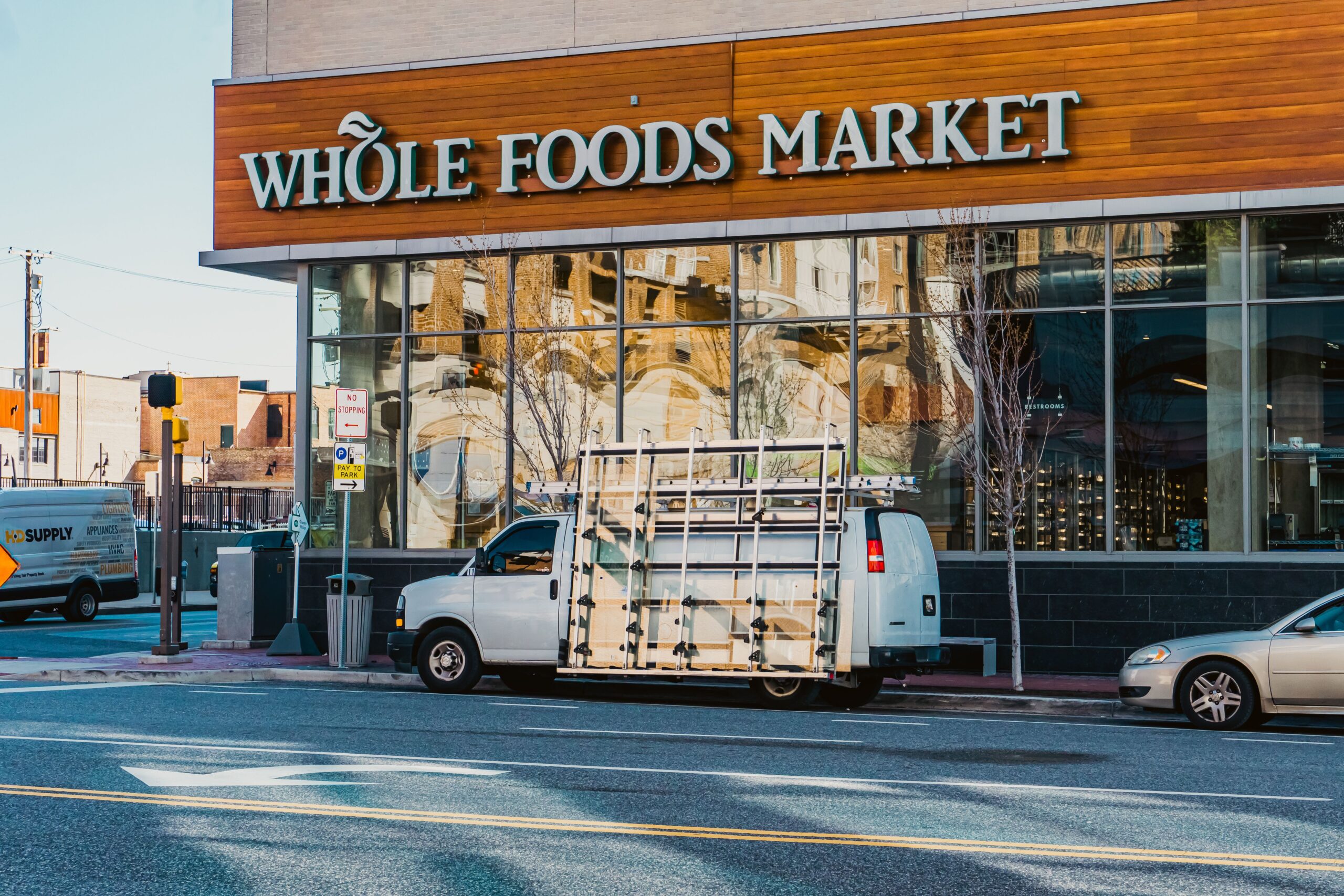 Amazon povećava početnu platu na 20 dolara po satu i uvodi pogodnosti za Whole Foods – Amazon povećava plate