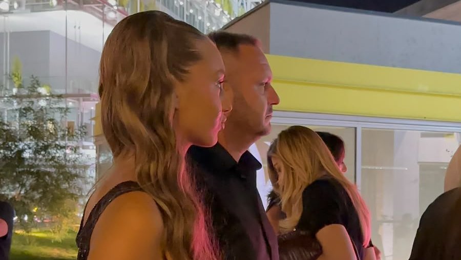 KONTRAST KOJI PRIVLAČI PAŽNJU: Ćerka Dejana Petrovića prvi put sa ocem na javnom događaju nakon incidenta u diskoteci (FOTO) – napad u diskoteci