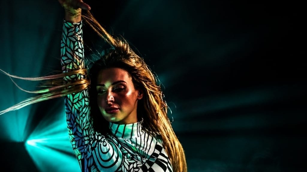 EMOTIVNI ISKORAK MLADOG TALENTA: Aldina Beširević predstavila pesmu Ostajem sama, otkrila pozadinu nastanka (FOTO) (VIDEO)