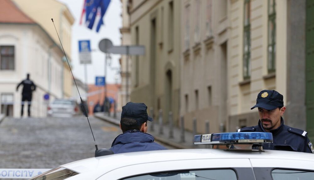 Incident u Makarskoj: Muškarac u Zvezdinoj majici bačen u more posle rasprave – napad u Makarskoj
