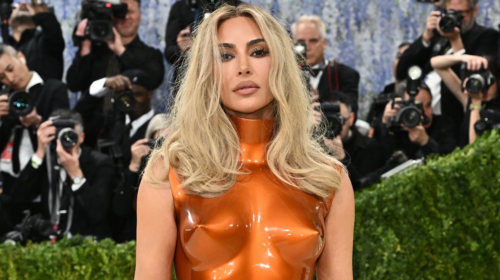 IZNENADILA ODLUKA PARISKOG SUDA: Kim Kardašijan dobila simboličnu odštetu posle čuvene pljačke nakita (FOTO) – napad u Parizu