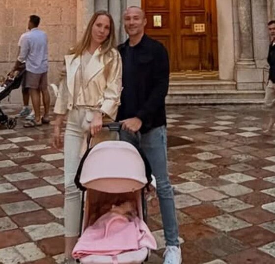 PORODIČNI TRENUTAK KOJI ĆE PAMTITI: Aleksandar Sofronijević sa suprugom i ćerkom posetio crkvu u Kotoru (FOTO) – porodična poseta crkvi Svetog Nikole