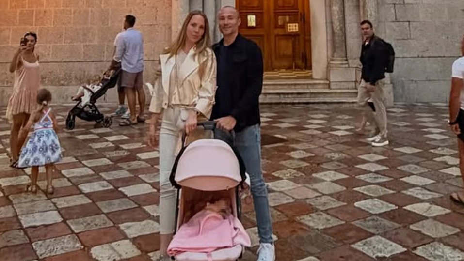 PORODIČNI TRENUTAK KOJI ĆE PAMTITI: Aleksandar Sofronijević sa suprugom i ćerkom posetio crkvu u Kotoru (FOTO) – porodična poseta crkvi Svetog Nikole