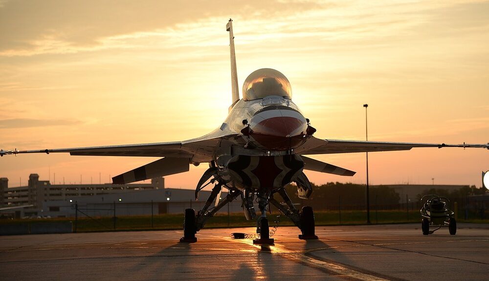 Američki F-16 se srušio u Mičigenu: Pilot katapultiran, naređena evakuacija – pad F-16 u Mičigenu