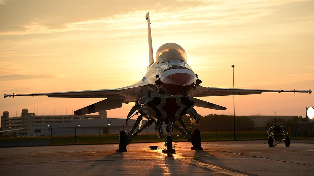 Američki F-16 se srušio u Mičigenu: Pilot katapultiran, naređena evakuacija – pad F-16 u Mičigenu