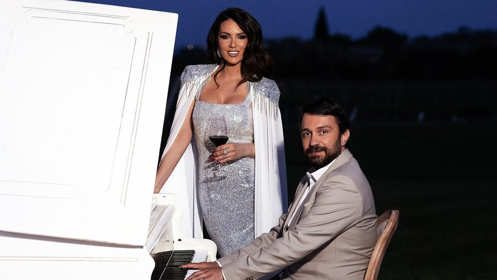 BOEMSKA ATMOSFERA I POZNATA LICA NA FRUŠKOJ GORI: Mirna Košanin snimila spot za pesmu „Vinari“ u luksuznoj vinariji, Rade Ćosić glavni ulogu (FOTO) (VIDEO) – Vinari Mirna Košanin