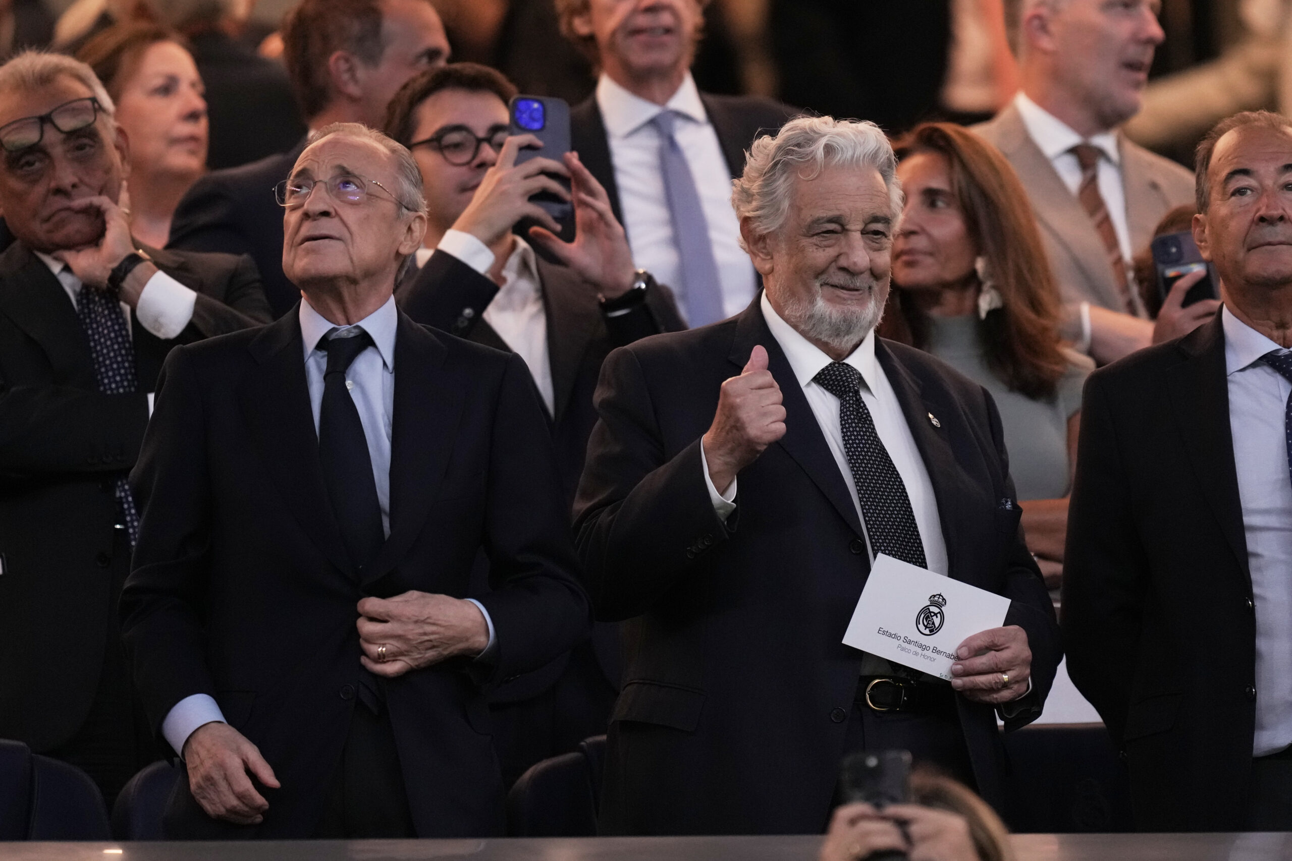 Florentino Perez u centru pažnje Ceute: Ovacije, potpis i stotine navijača na dočeku – Florentino Perez Real Madrid Ceuta