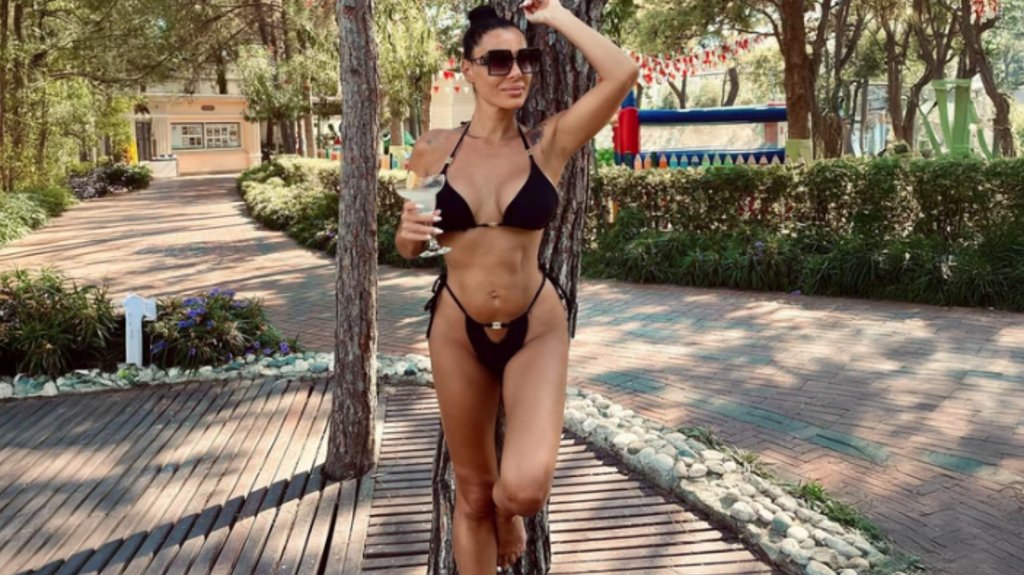 KAKAV PREOBRAŽAJ U PETOJ DECENIJI: Mia Borisavljević pokazala izvajano telo u bikiniju, komentari ne prestaju (FOTO) – Mia Borisavljević u bikiniju