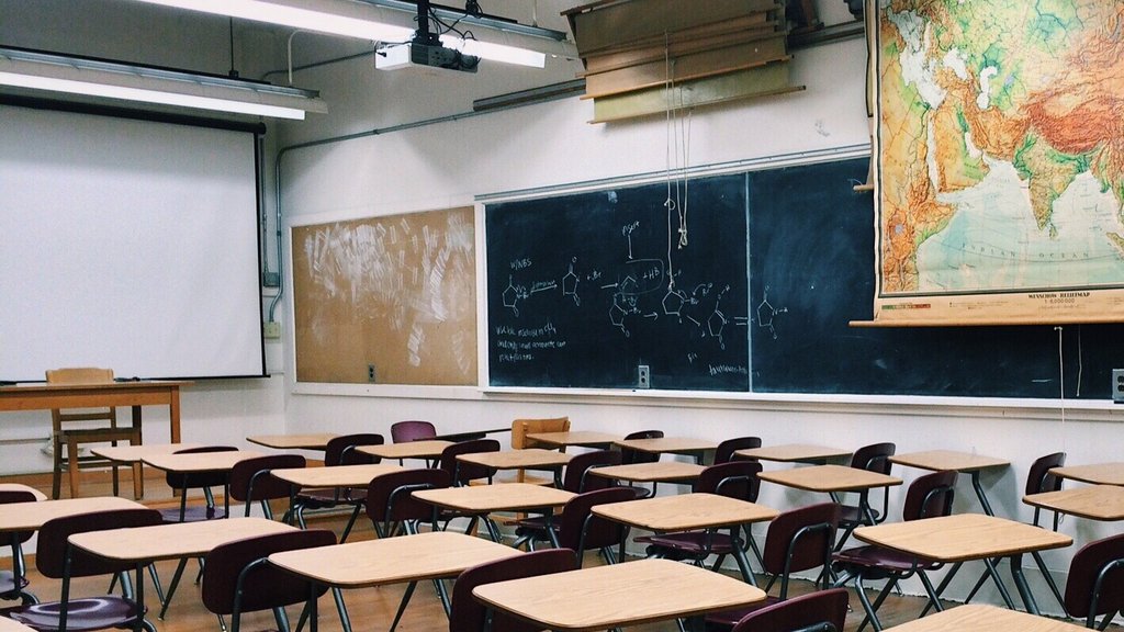 Profesor izgubio posao zbog falsifikovane diplome: Incident potresao gimnaziju u Pančevu – incident u gimnaziji