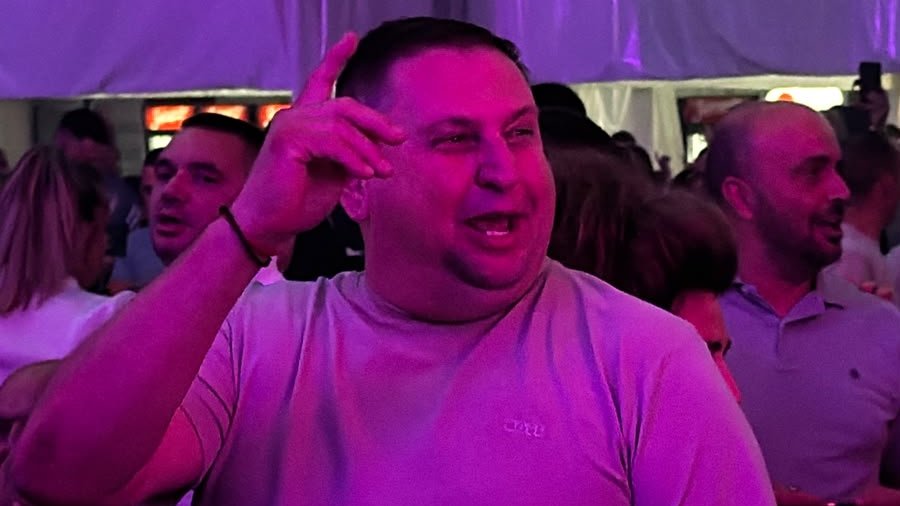 TAKI MARINKOVIĆ UZ OSMEH NA VAŠARU: Majin otac uživao pod šatorom i čekao nastup Stanojke Mitrović Ćane (FOTO) – Taki Marinković na Šabačkom vašaru