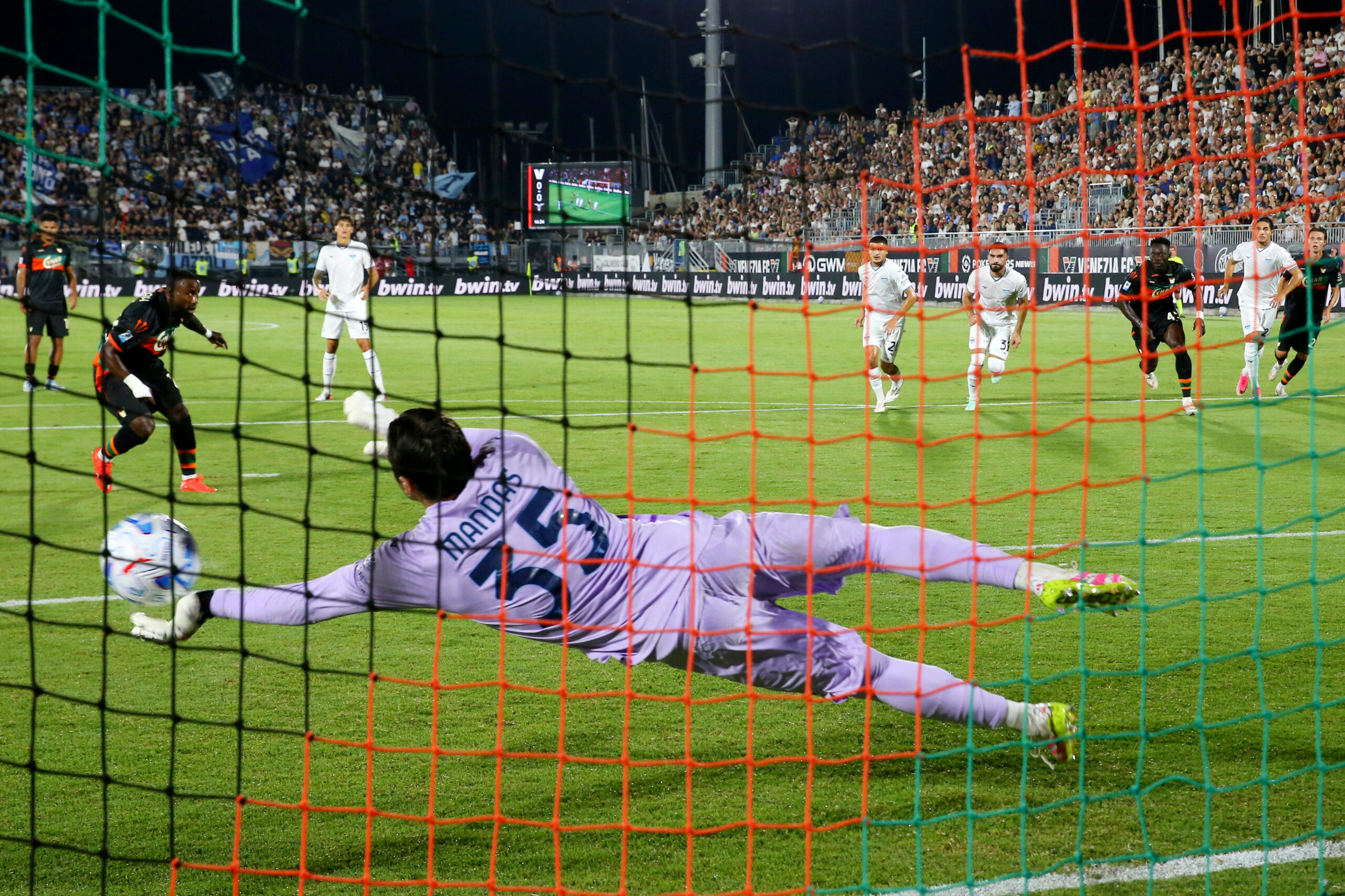 Lacio pobedio Veneciju 2:0: Sigurna igra Rimljana za vrh Serije A