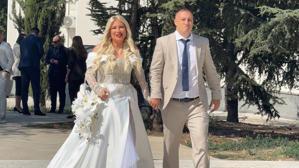 NEOBIČAN TRENUTAK NA VENČANJU DEE ĐURĐEVIĆ: Voditeljka TV Pink i Lazar pred oltarom uz prisustvo dvomesečne ćerke Iris (FOTO) – venčanje Dee Đurđević