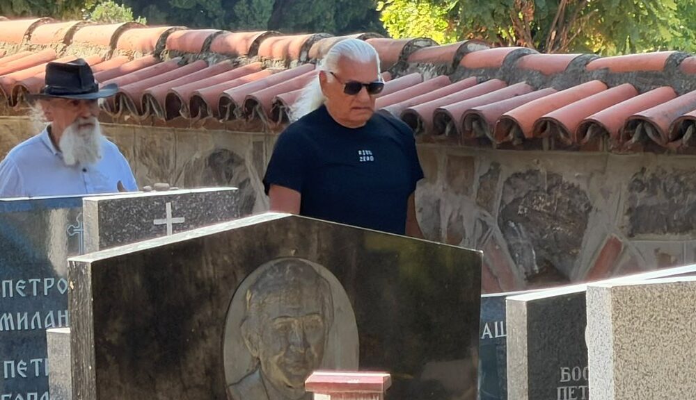 PET GODINA SEĆANJA NA MARINU TUCAKOVIĆ: Suprug Aleksandar Radulović Futa posetio njen grob na Novom groblju (FOTO) (VIDEO) – poseta Fute grobu Marine Tucaković