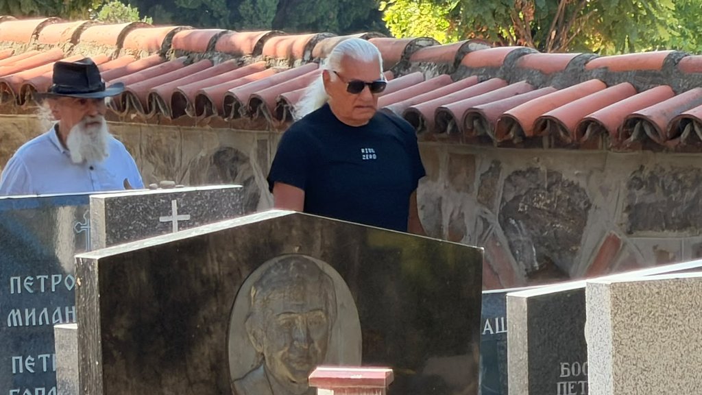 PET GODINA SEĆANJA NA MARINU TUCAKOVIĆ: Suprug Aleksandar Radulović Futa posetio njen grob na Novom groblju (FOTO) (VIDEO) – poseta Fute grobu Marine Tucaković