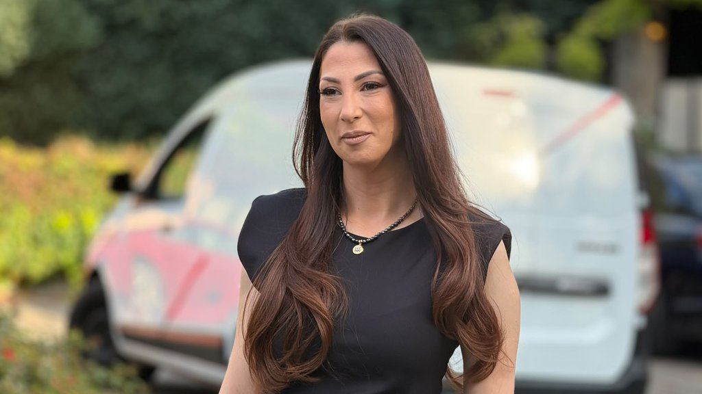 POSLE IZAZOVNOG PERIODA, PEVAČICA STIGLA NASMEJANA: Nadežda Biljić spremna da zapeva na svadbenom slavlju kod Dee Đurđević (FOTO) (VIDEO) – Nadežda Biljić svadbeno slavlje