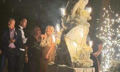 SPEKTAKULARAN TRENUTAK NA SVADBI DEE ĐURĐEVIĆ: Fontana šampanjca na džinovskoj torti oduševila goste (VIDEO) – fontana šampanjca na torti