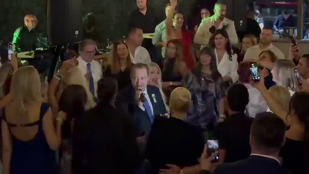 SVE OČI BILE SU UPRTE U JEDNOG GOSTA: Ivica Dačić zapevao na svadbi Dee Đurđević i podigao atmosferu (VIDEO)