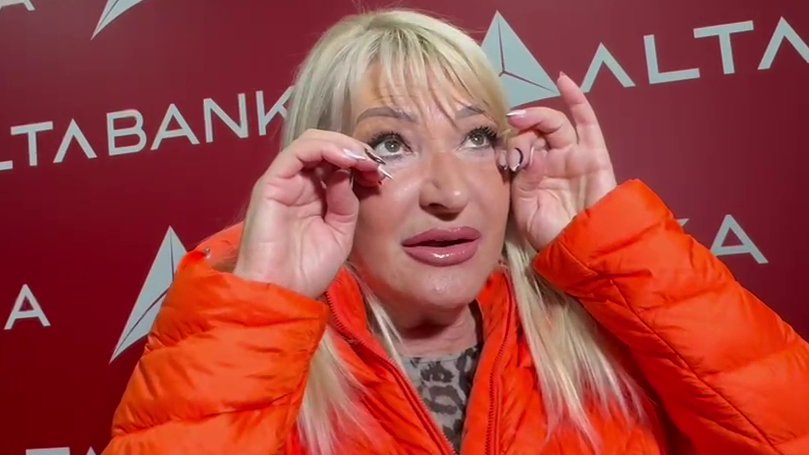 NEPRIJATNO ISKUSTVO PEVAČICE NA SLAVLJU: Goca Lazarević ispričala kako ju je nepoznat čovek vukao za rukav tokom nastupa – neprijatno iskustvo na nastupu
