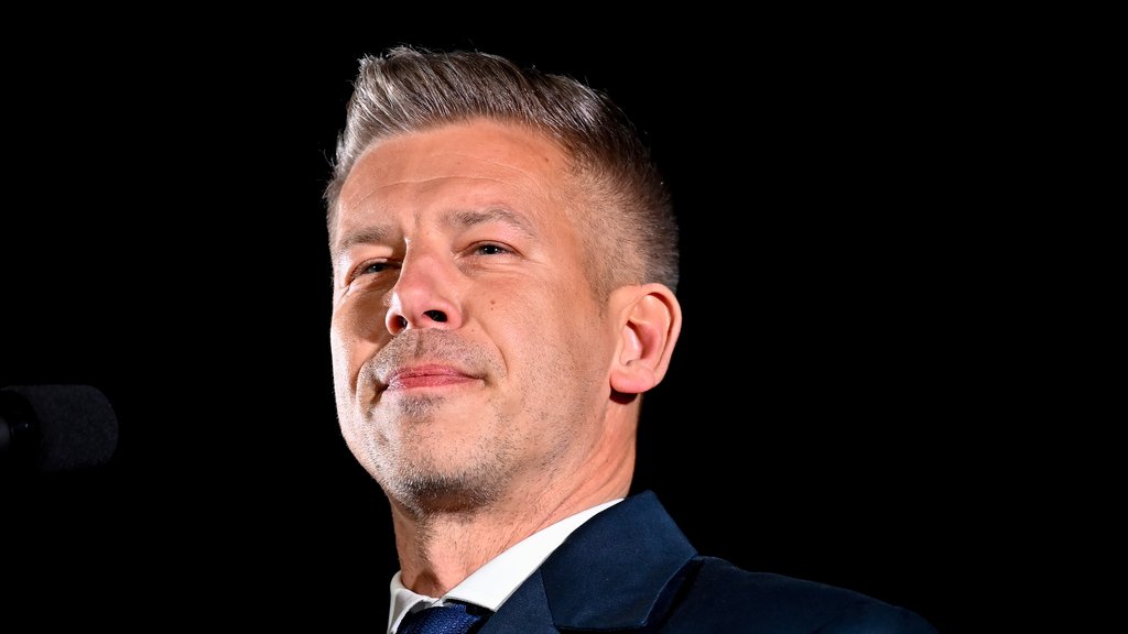 Peter Mađar napadnut tokom Dana berbe: Snimak sa proslave otkriva detalje incidenta – napad u Seksardu