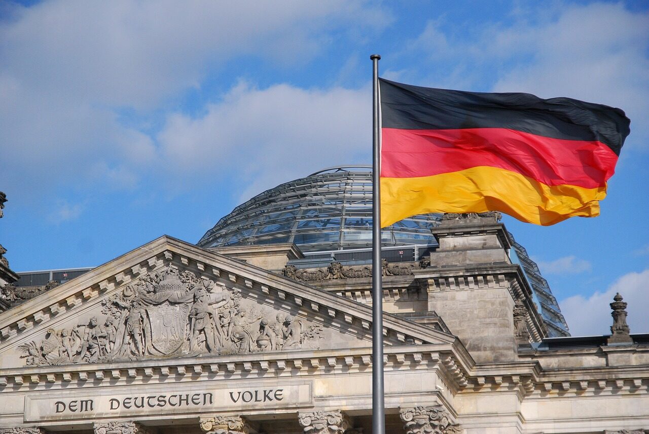 parliament, berlin, government building, bundestag, blue sky, flag, banner, germany, clouds, building, architecture, facade, house, historic building, city, capital city, germany flag, black red gold, nature, politics, heaven, berlin government, the german people, black, red, yellow, gold