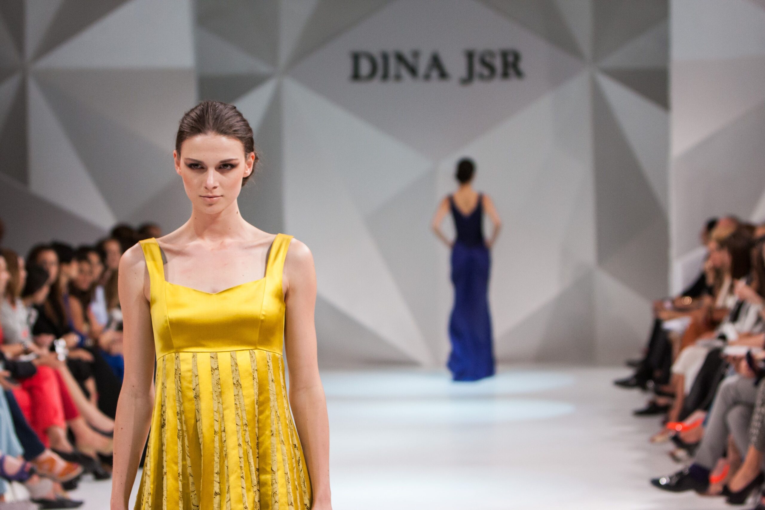 Njujorški trend: Brushalteri postaju hit među večernjim topovima – Njujork moda brushalter