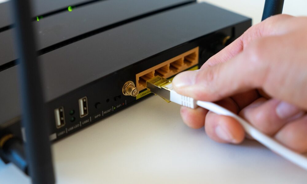 Žični ili bežični internet kod kuće: Prednosti i ograničenja oba rešenja