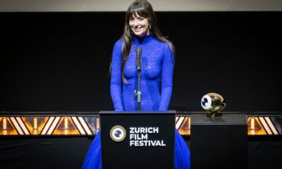 Dakota Džonson očarala elegantnim crnim izdanjem na Vogue World reviji u Milanu – Dakota Džonson moda