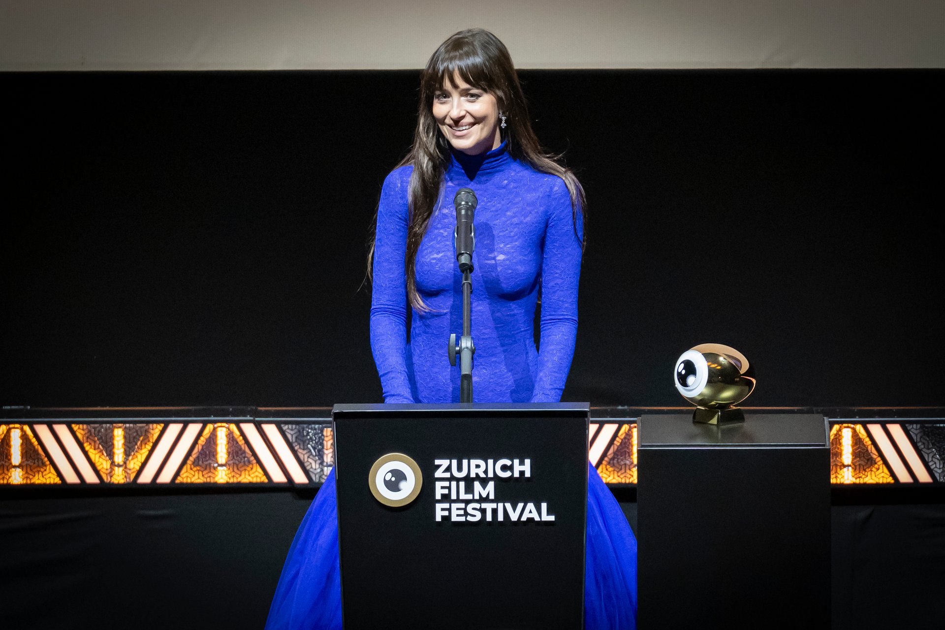 Dakota Džonson očarala elegantnim crnim izdanjem na Vogue World reviji u Milanu – Dakota Džonson moda