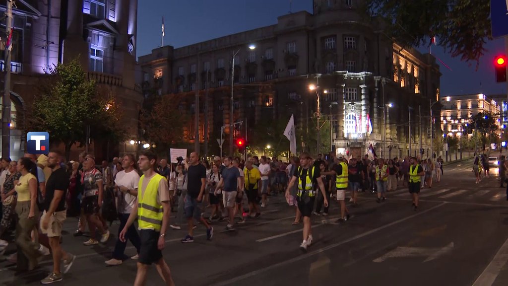 Incident na štandu SNS: Maloletnice snimale i dobacivale prolaznicima