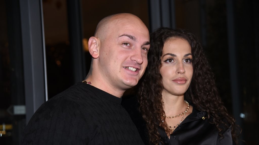 IZNENADNA DRAMA NA NASTUPU DESINGERICE: Nevena reagovala kada je videla karmin na usnama supruga (FOTO)