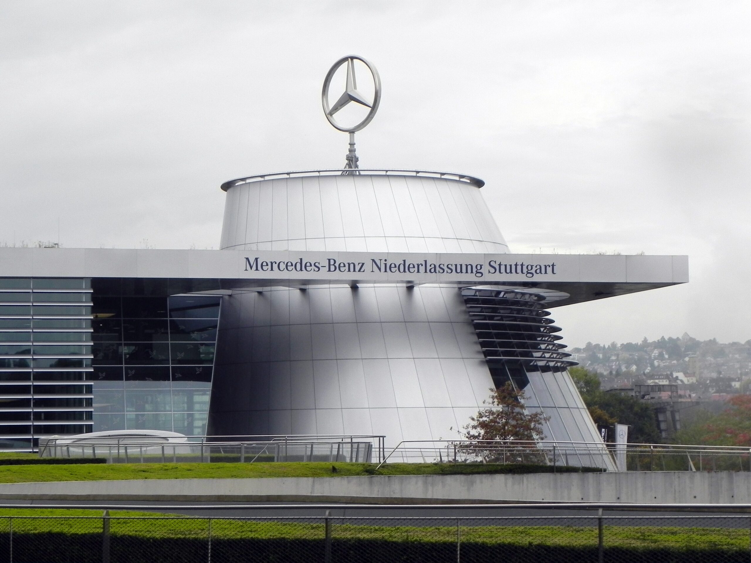 Mercedes najavljuje moguće zatvaranje dve fabrike bez dogovora o smanjenju troškova