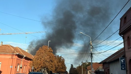 Veliki crni dim iznad Zemuna: Građani u neizvesnosti zbog požara – gust crni dim nad Zemunom