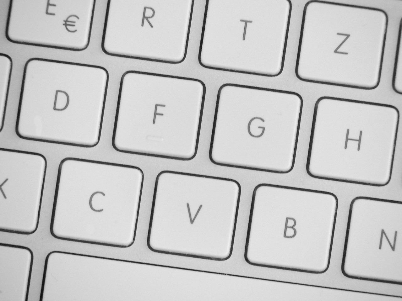 Žičane ili bežične tastature: Razlike u performansama i izbor za korisnike